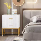 Comodino moderno scanalato – Bianco, 2 cassetti, ferramenta in ottone satinato