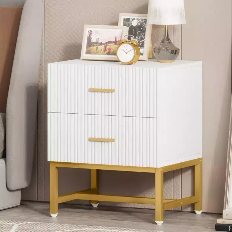 Comodino moderno scanalato – Bianco, 2 cassetti, ferramenta in ottone satinato