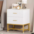 Comodino moderno scanalato – Bianco, 2 cassetti, ferramenta in ottone satinato