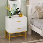 Comodino moderno scanalato – Bianco, 2 cassetti, ferramenta in ottone satinato