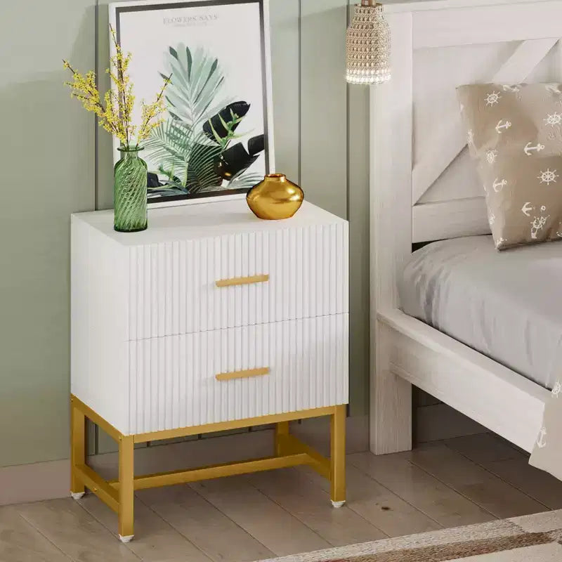 Comodino moderno scanalato – Bianco, 2 cassetti, ferramenta in ottone satinato