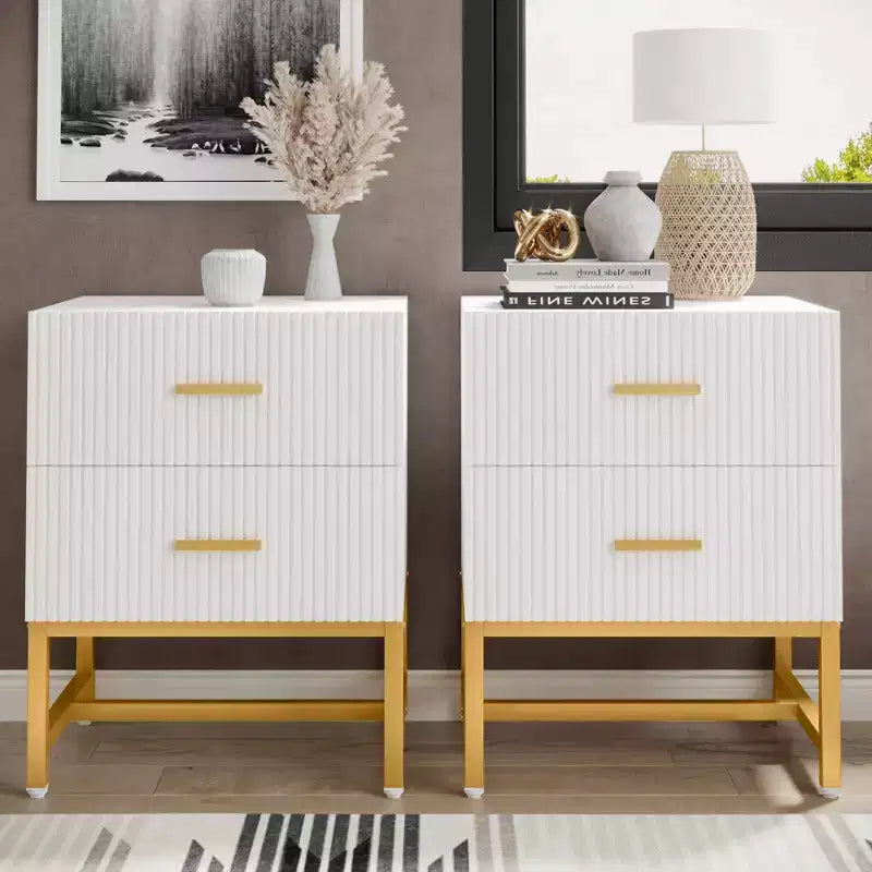Comodino moderno scanalato – Bianco, 2 cassetti, ferramenta in ottone satinato