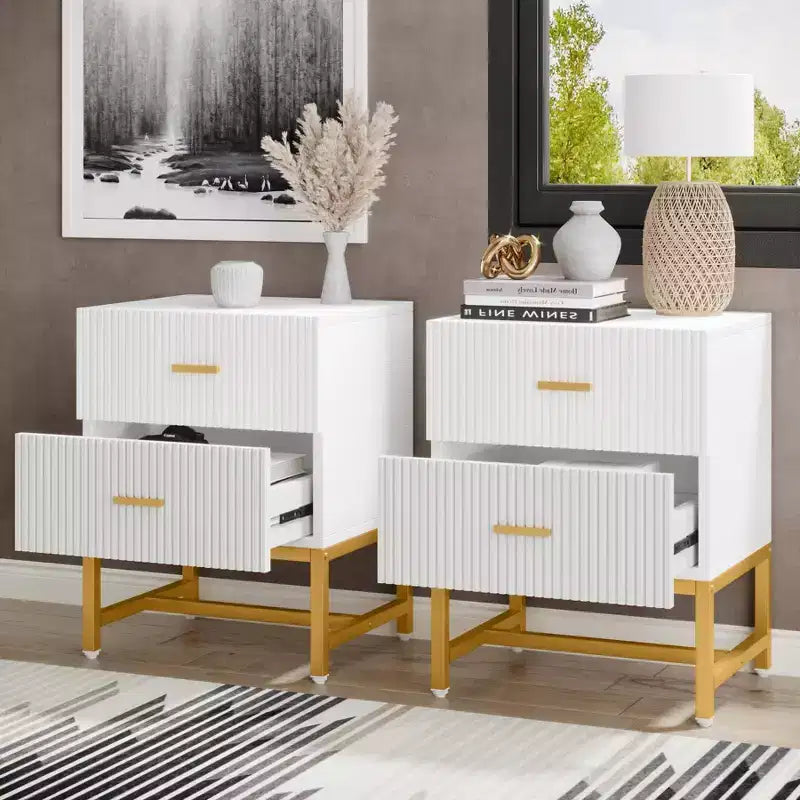 Comodino moderno scanalato – Bianco, 2 cassetti, ferramenta in ottone satinato