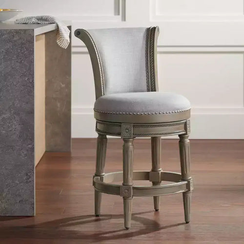 Sgabello da bancone tradizionale girevole da 26" – Rivestimento grigio cenere, finitura rovere, borchie decorative