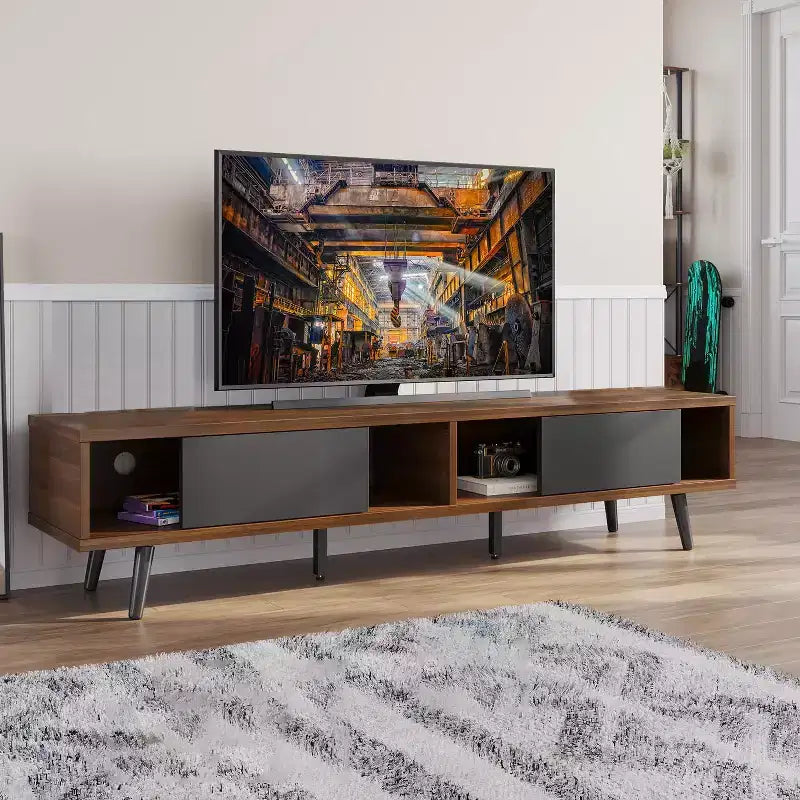 Mobile TV Bestier da 70 pollici, stile moderno di metà secolo, per TV da 65/70/75 pollici, mobile TV basso con ante scorrevoli per soggiorno