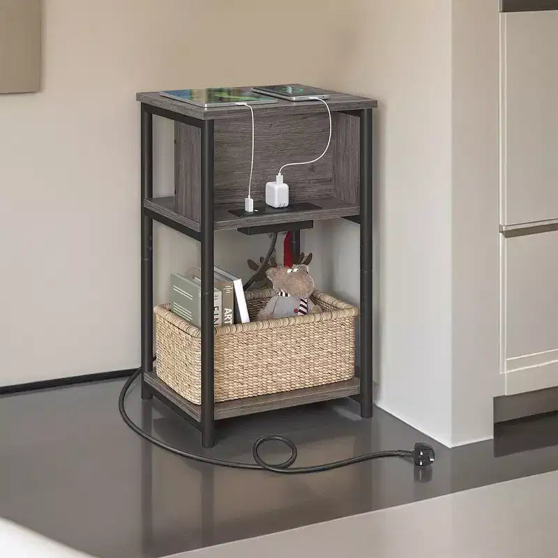 Tavolino con stazione di ricarica integrata, comodino a 3 ripiani con porte USB e prese di corrente, tavolino per soggiorno