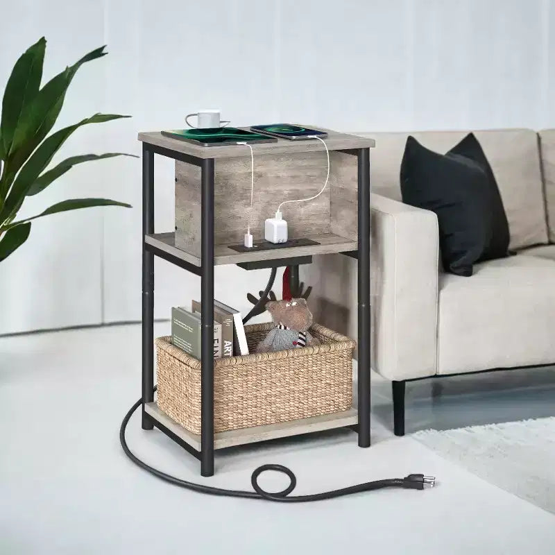 Tavolino con stazione di ricarica integrata, comodino a 3 ripiani con porte USB e prese di corrente, tavolino per soggiorno