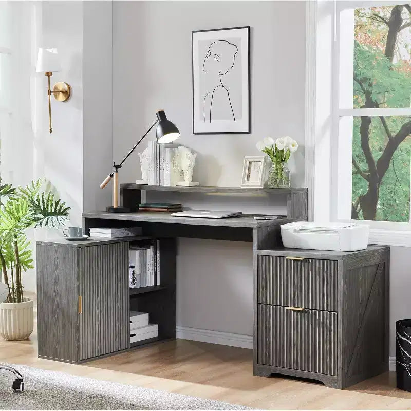 Scrivania Moderna a L da 67" con Mobile Contenitore e Cassetti, Scrivania da Ufficio Domestico in Legno con Prese di Corrente, Scrivania Regolabile in Altezza
